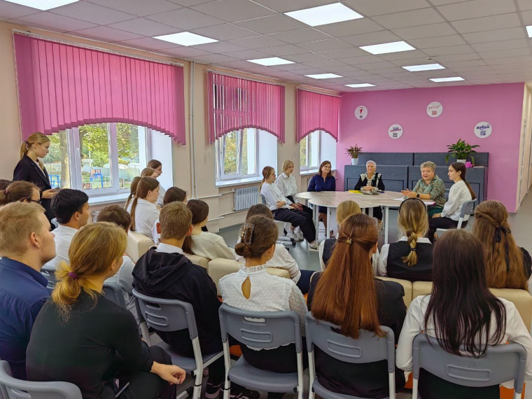 Новую неделю ученики начали с внеурочного занятия «Разговоры о важном», на котором были рассмотрены две важные и значимые темы..